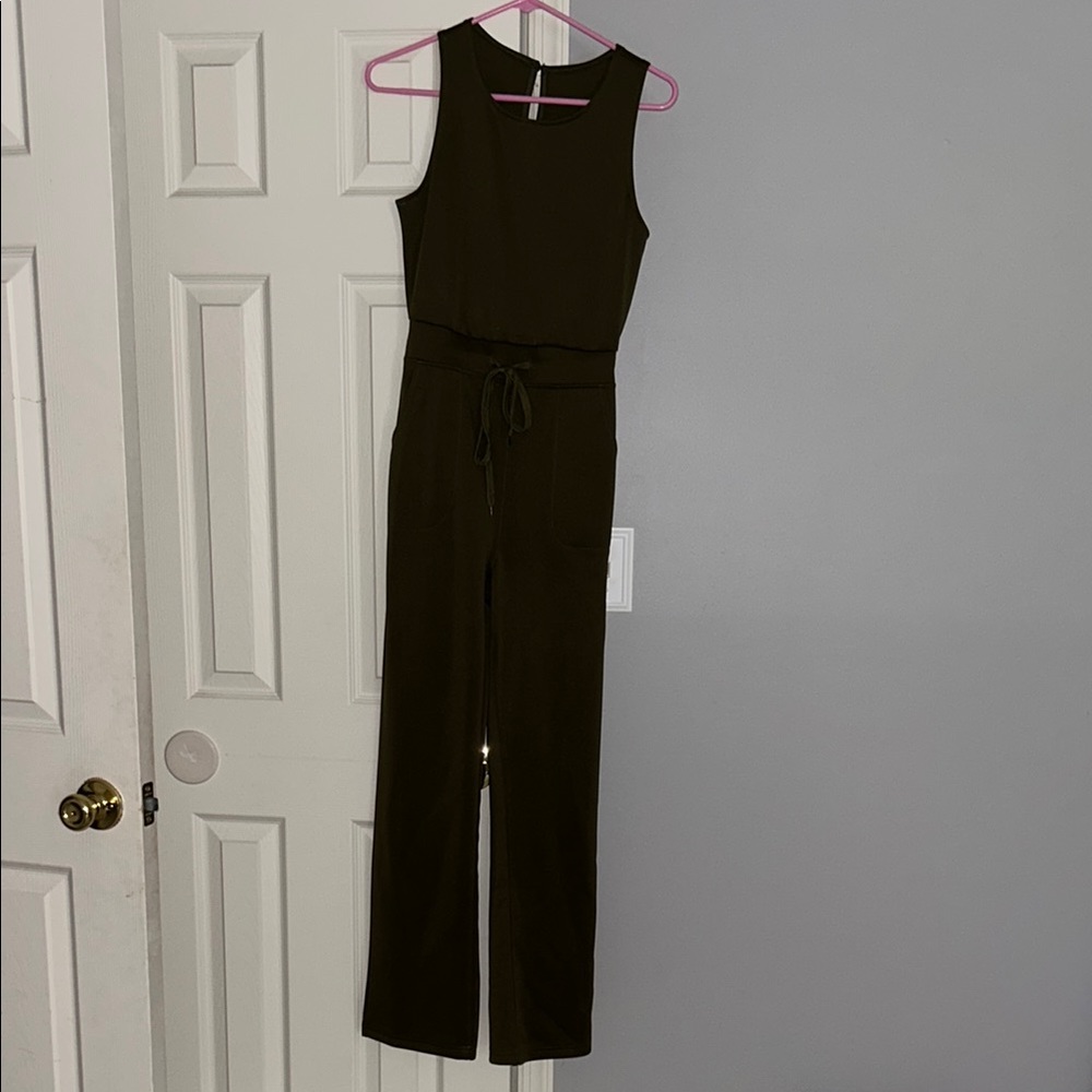 Olive green jumpsuit. No tag seems like size small. Please see pictures.